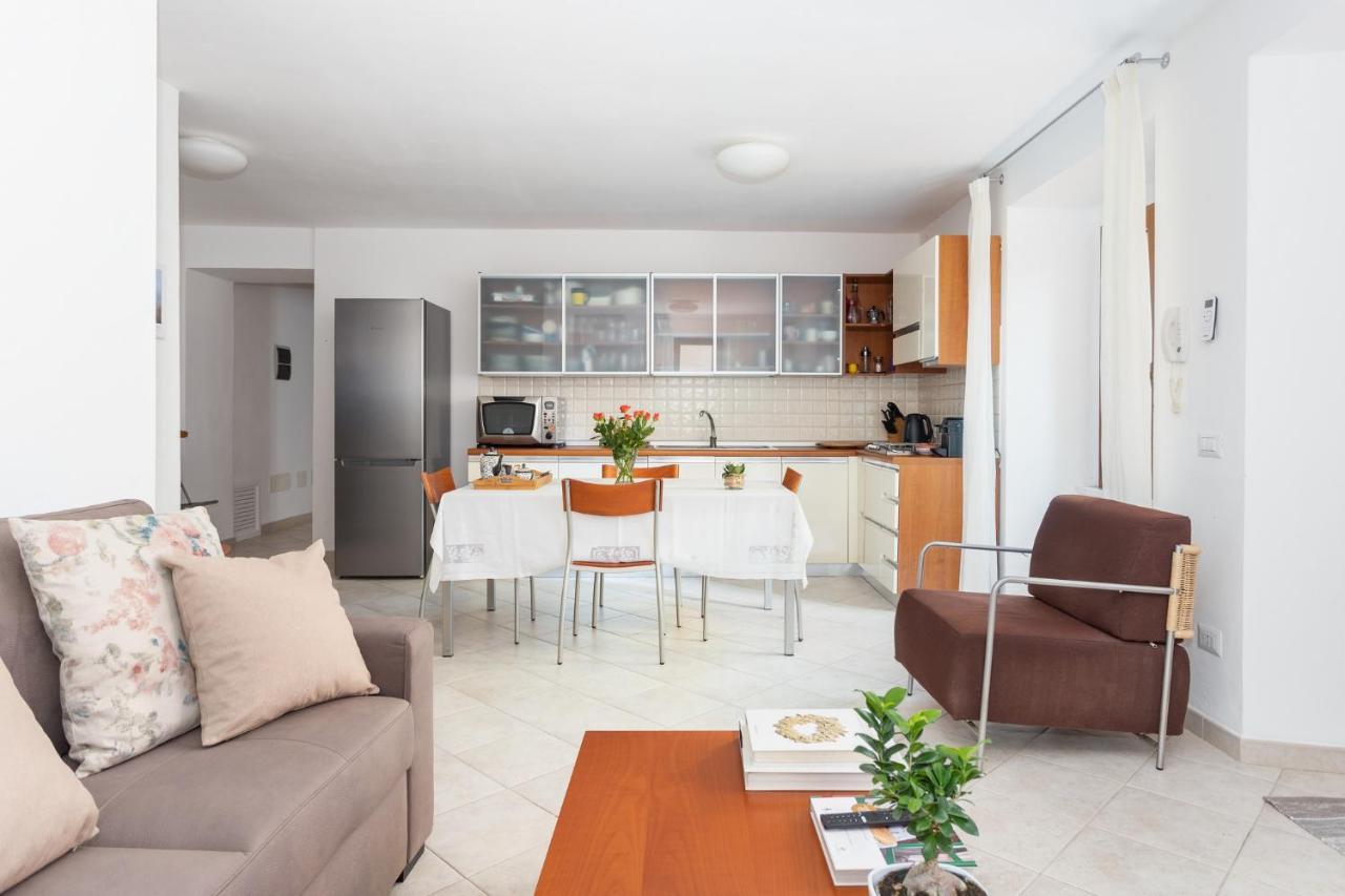 Spacious 3-Bedroom Apartment With Courtyard In Tempio Pausania - Perfect For Families Exterior photo